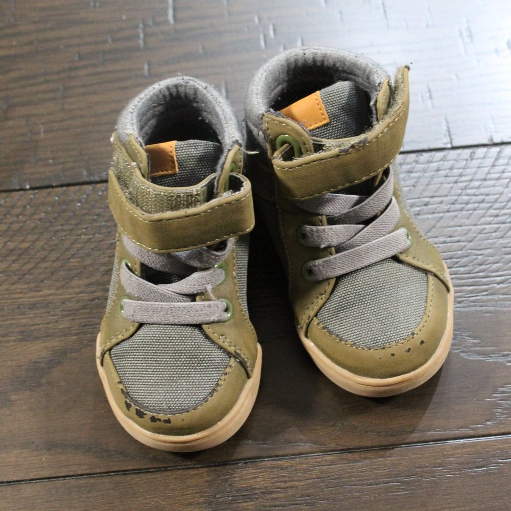 Kids/Toddler Green Sneakers Size 4